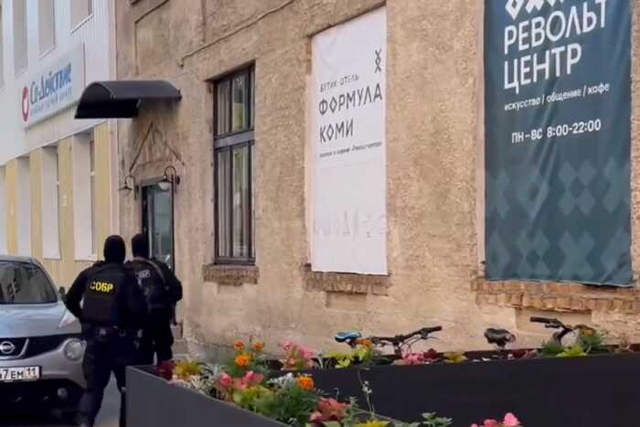 Обыски у журналистов и правозащитников по всей России: сооснователя «Револьт-центра» обвинили в госизмене