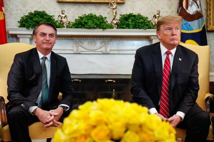 Трамп грозит 50% пошлиной на импорт из Бразилии, защищая Болсонару от суда