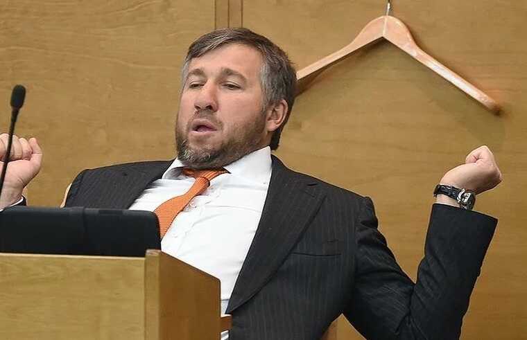 Депутат Григорий Аникеев попал под международное расследование: 9 миллиардов рублей выведены в ОАЭ через родственников