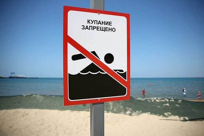 В Анапе отдыхающих просят ходить по пляжу в бахилах из-за разлива мазута