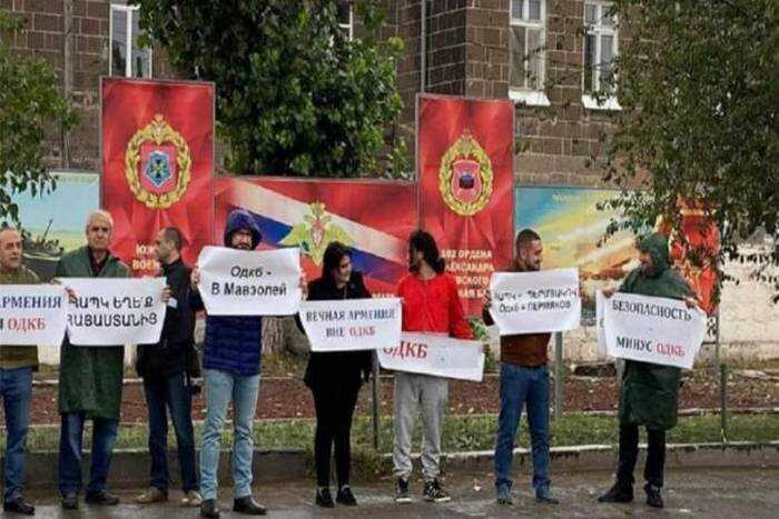 В Армении на митинге требовали вывода российских военнослужащих с базы