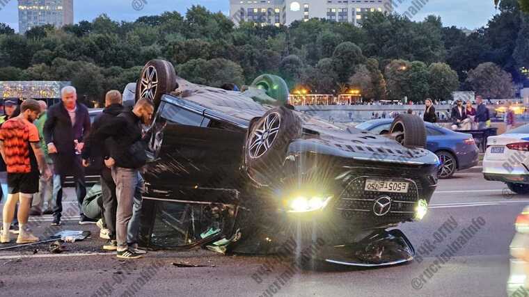 В Москве автомобиль BMW на большой скорости столкнулся с минивэном Mercedes, в котором находились туристы из Саудовской Аравии