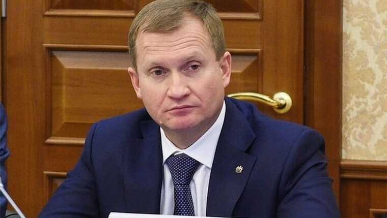 Замгубернатор Тюменской области Вячеслав Вахрин подписал контракт на военную службу