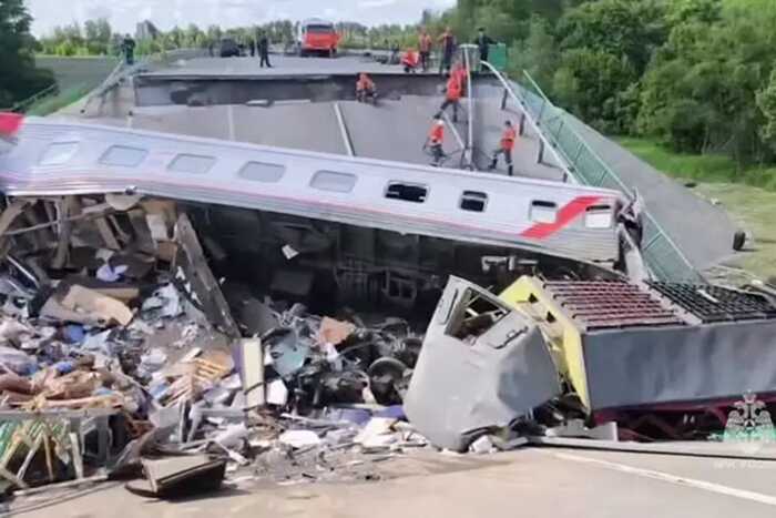 Девушка, пережившая крушение поезда в Брянской области, описала, как вагон летел набок и пассажиры выбивались через окна
