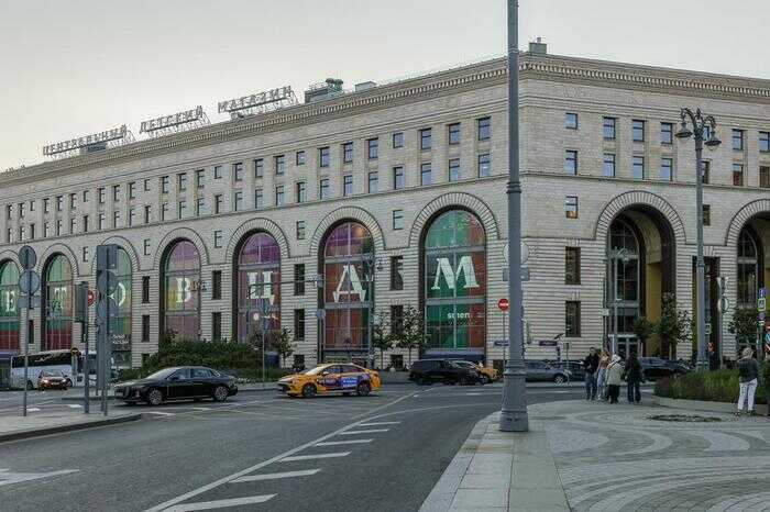 В центре Москвы загорелся ЦДМ: люди жаловались на аромат пластика